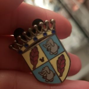 Disney pin 2012 Fantasyland Dumbo Crest